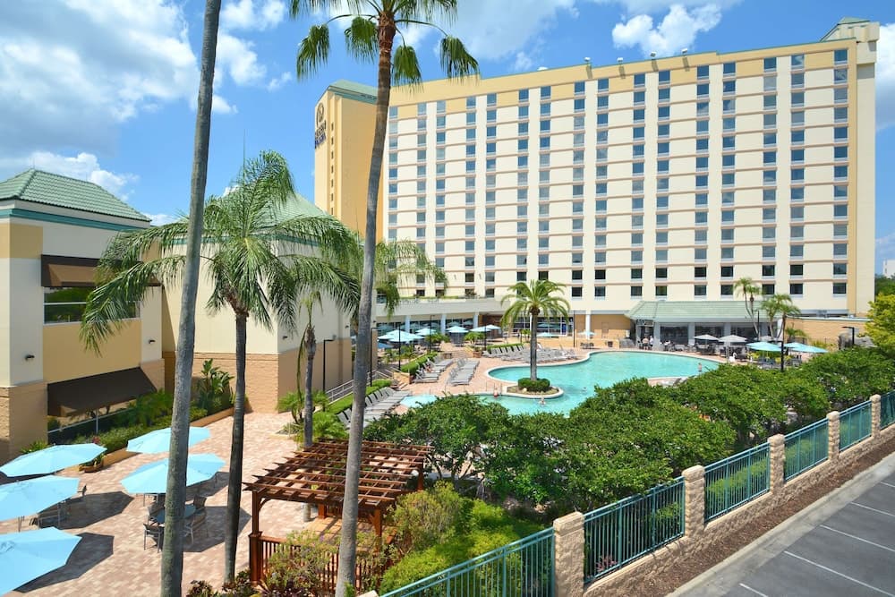 Rosen Plaza en la Avenida Internacional — 1
