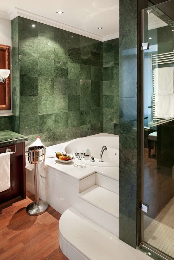 Catalonia Las Cortes Hotel — 18