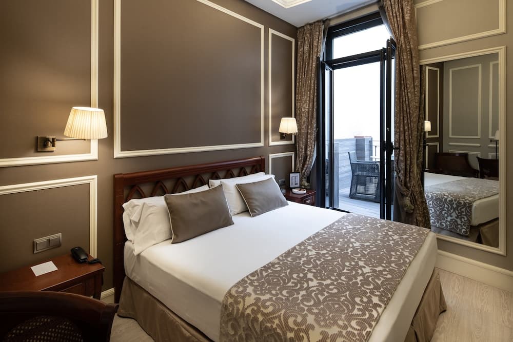 Catalonia Las Cortes Hotel — 8