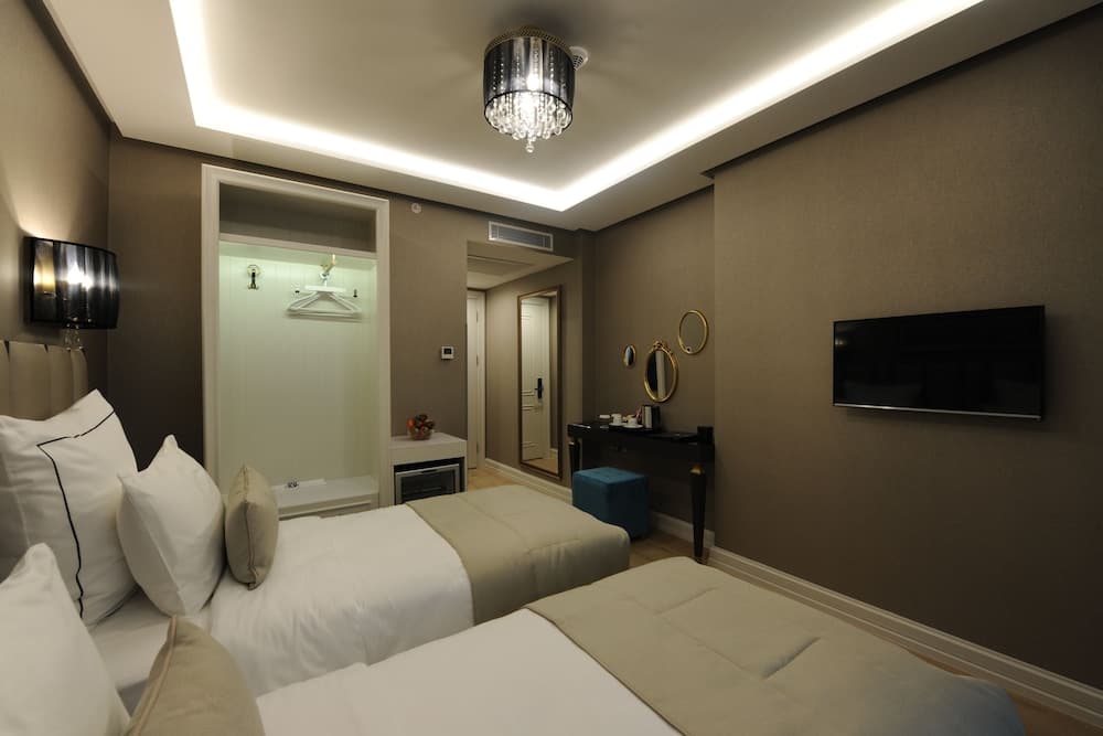 Le Petit Palace Hotel — 12