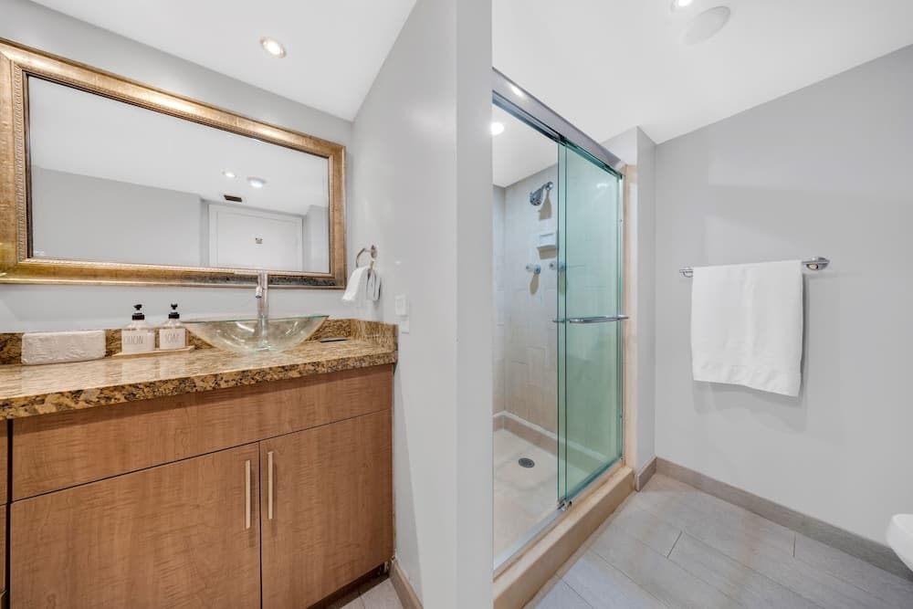 Condominio con vista a la bahía y balcón — 20