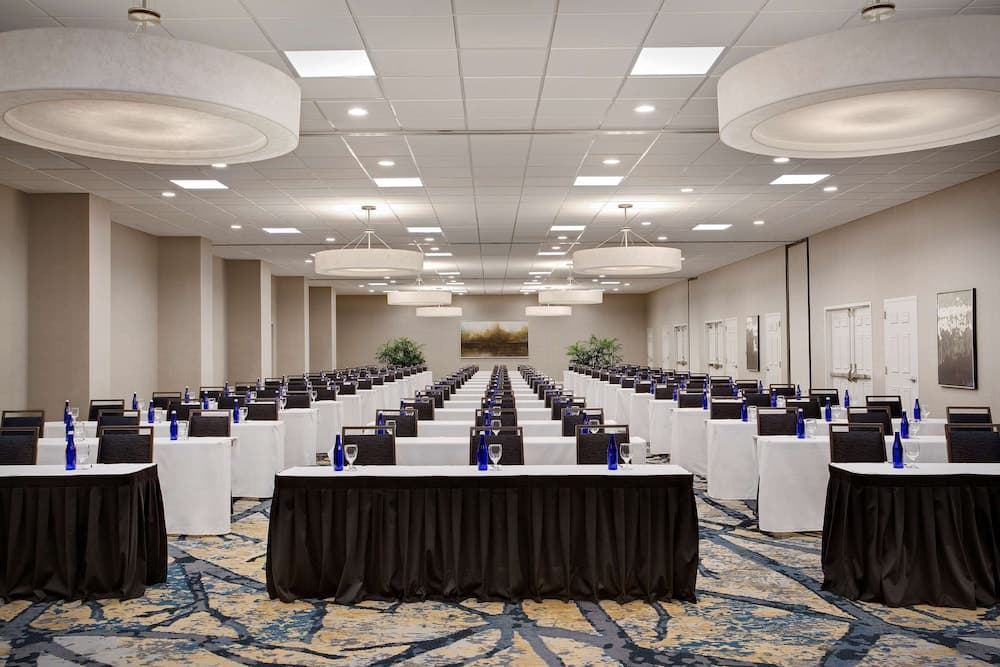 Embassy Suites by Hilton Orlando International Dr Conv Ctr — 7