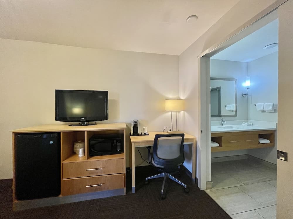 Red Roof Inn PLUS+ & Suites Tampa — 16