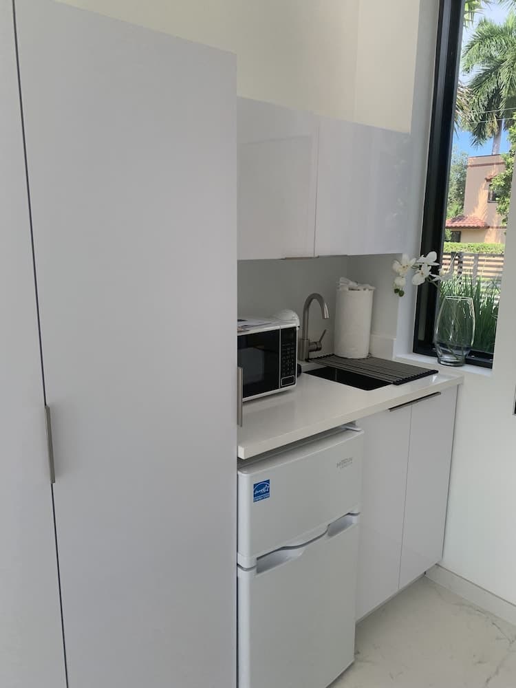 Guesthouse per soli uomini con opzione di abbigliamento vicino a Wilton Manors — 6