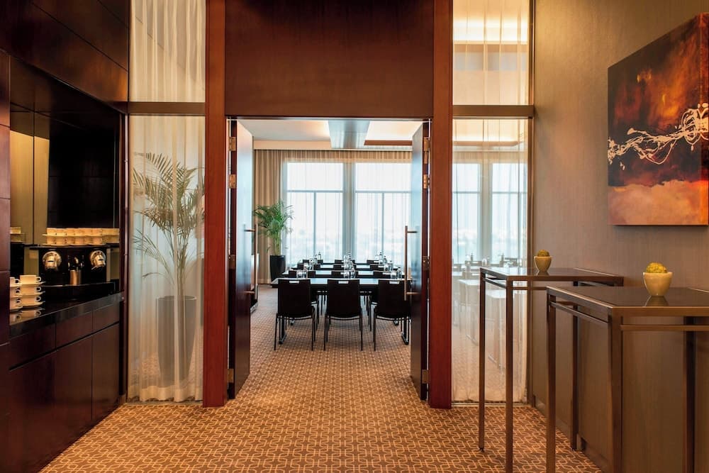 Sheraton Mall of the Emirates Hotel, Dubai — 18