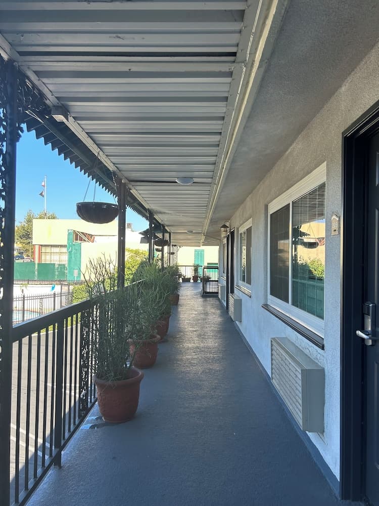 Bienvenido Inn en Colorado Blvd. — 16