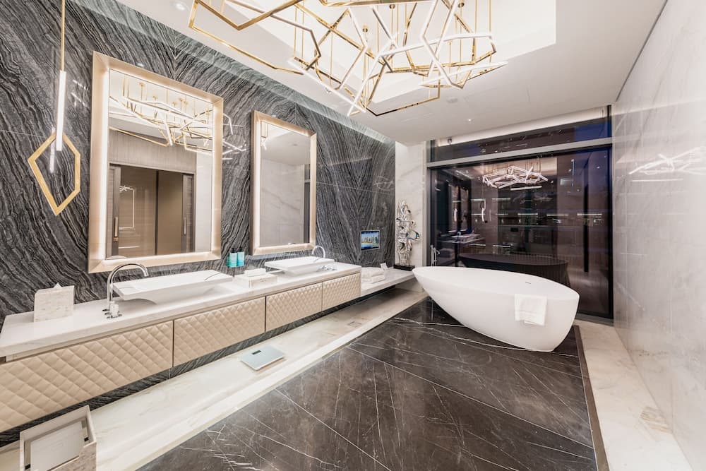 FIVE LUXE — 12