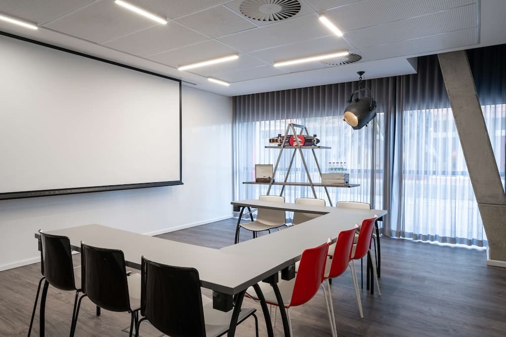 Radisson RED V&A Waterfront, Cape Town hotel, Silo 6, South Arm Road, V&A Waterfront, Cape Town, Western Cape, 8001, South Africa — photo 116