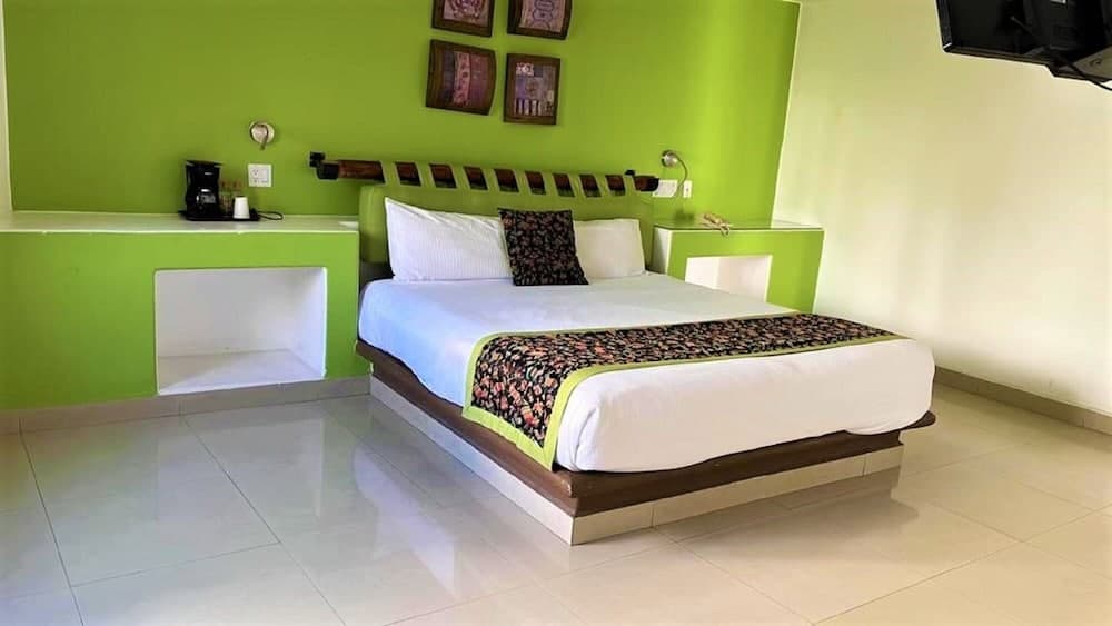 Seven Crown Express & Suites by Kavia — 19
