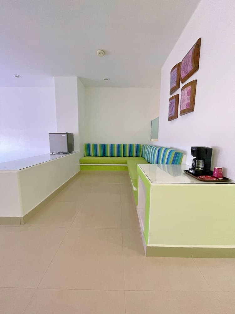 Seven Crown Express & Suites by Kavia — 25