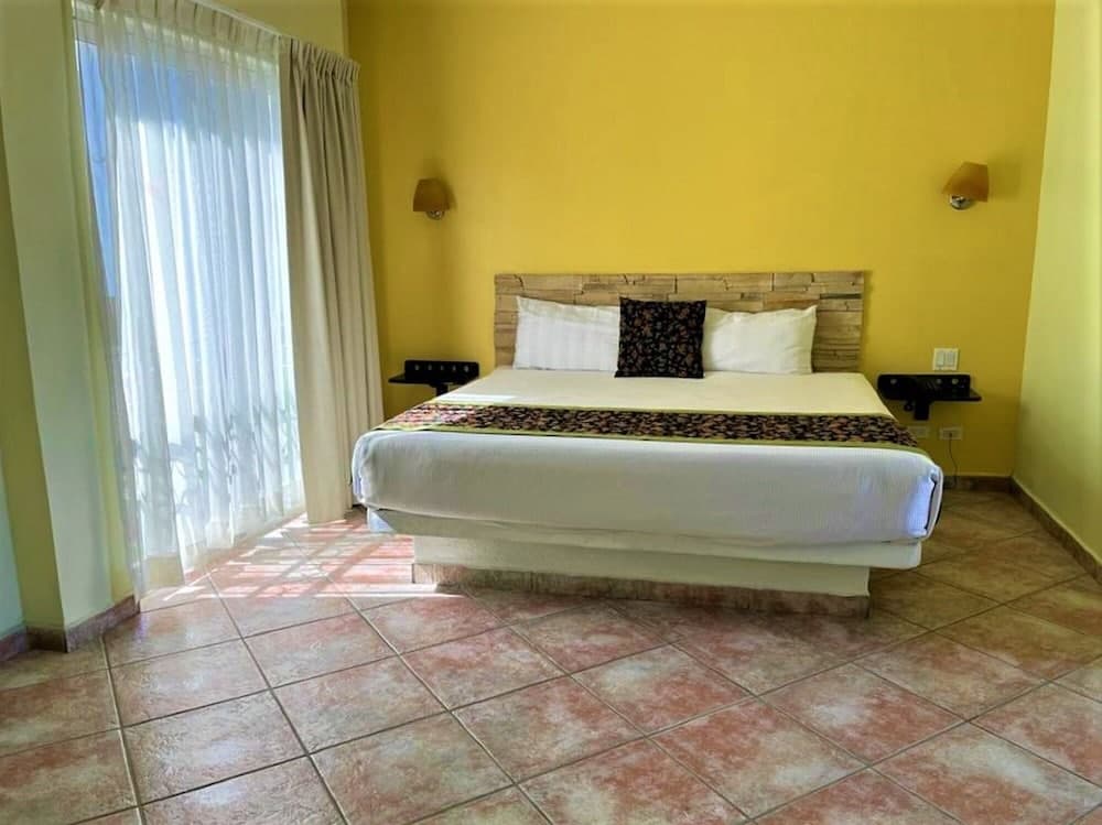 Seven Crown Express & Suites by Kavia — 20