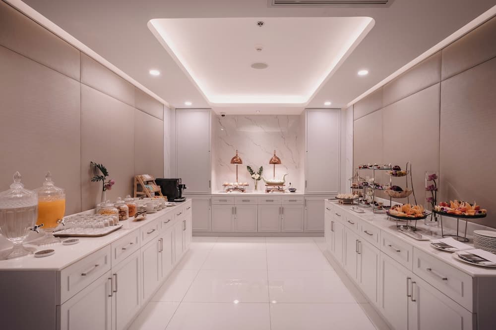 Aira Hotel Bangkok — 16