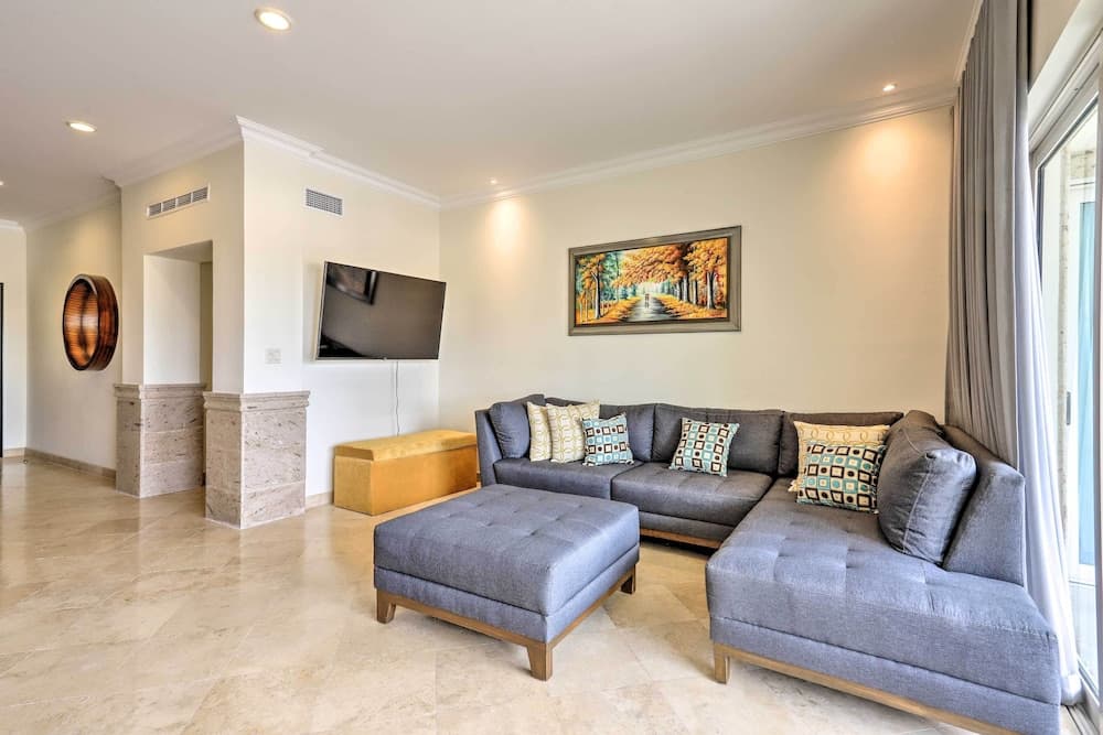 Walk to Beach: Modern Cabo Condo w/ Balcony! — 17