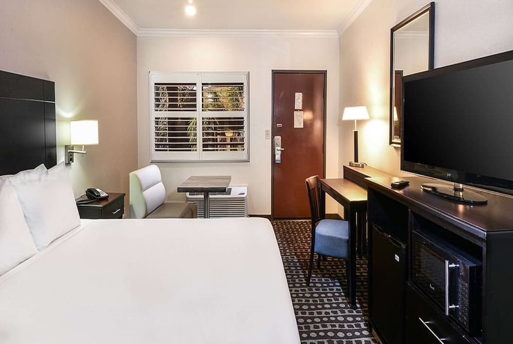 Travelodge by Wyndham Commerce Los Angeles Area — 4