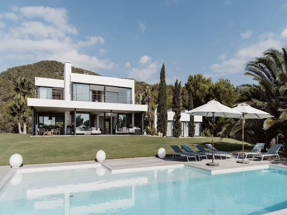 Modern Villa With Minimalistic Decor — 13