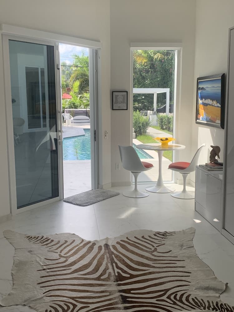 Guesthouse per soli uomini con opzione di abbigliamento vicino a Wilton Manors — 17