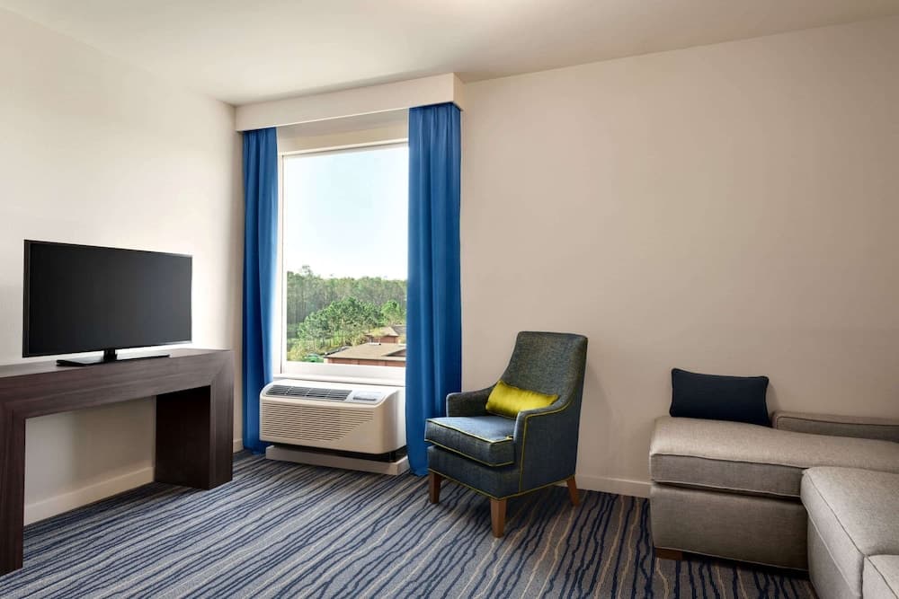 La Quinta Inn & Suites by Wyndham Orlando - IDrive Theme Parks — 11