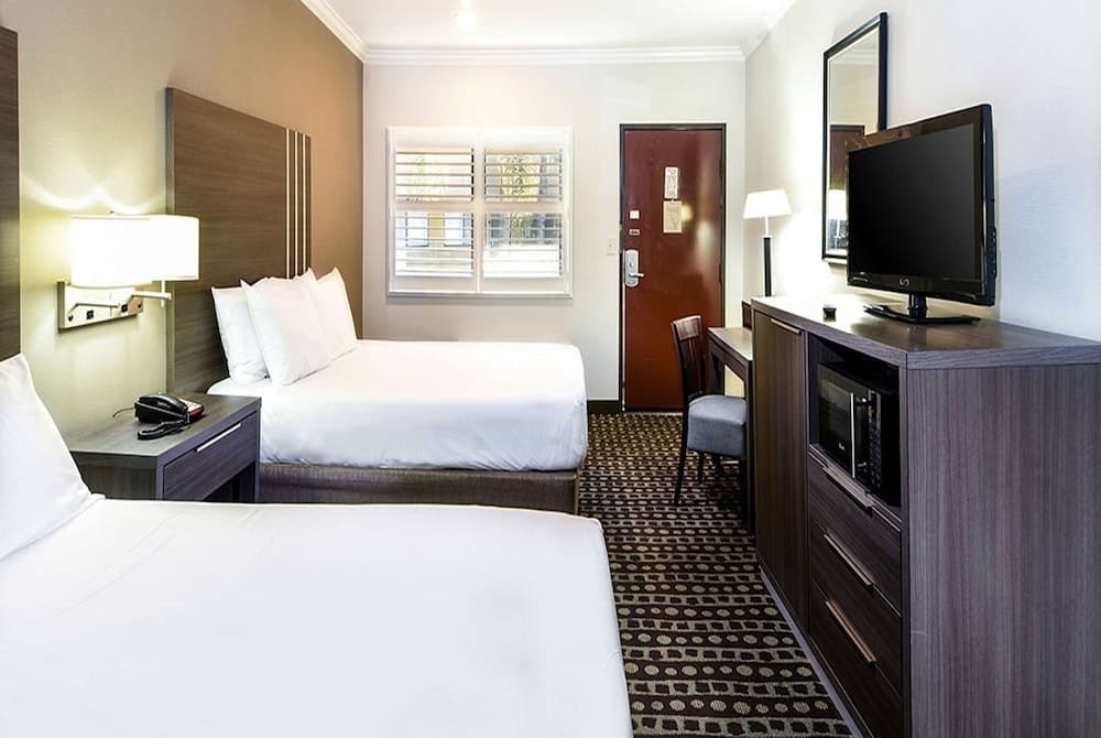 Travelodge by Wyndham Commerce Los Angeles Area — 9