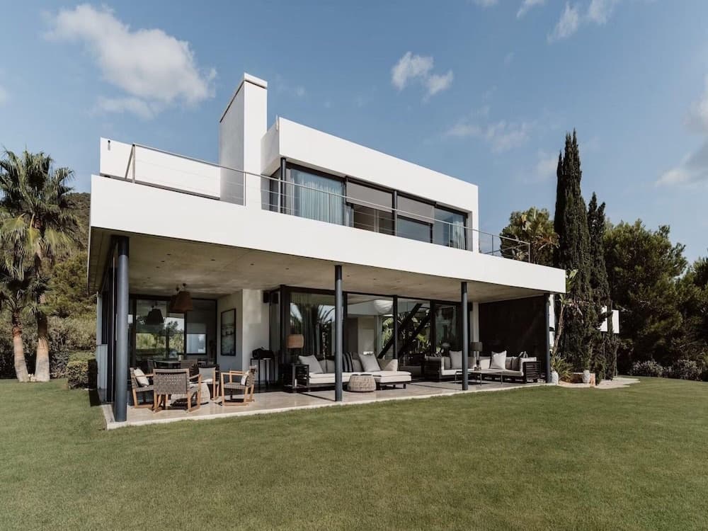 Modern Villa With Minimalistic Decor — 6