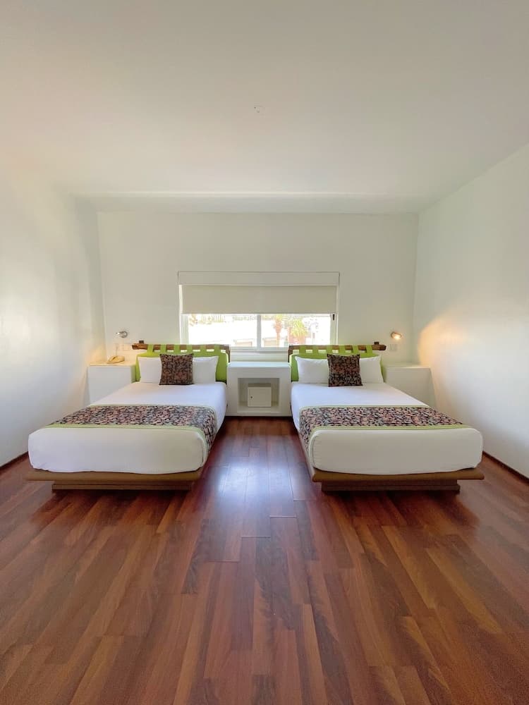 Seven Crown Express & Suites by Kavia — 10