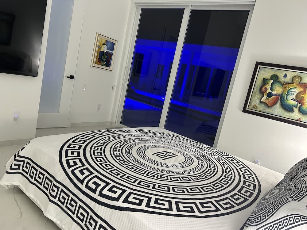 Guesthouse per soli uomini con opzione di abbigliamento vicino a Wilton Manors — 3