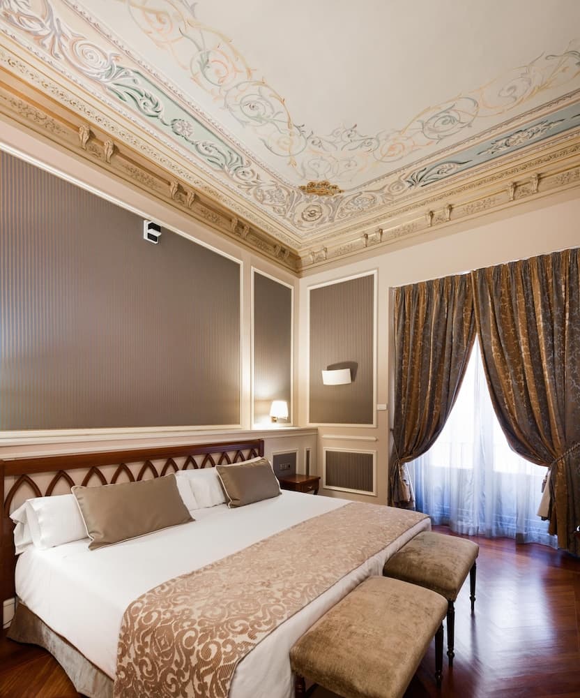 Catalonia Las Cortes Hotel — 18
