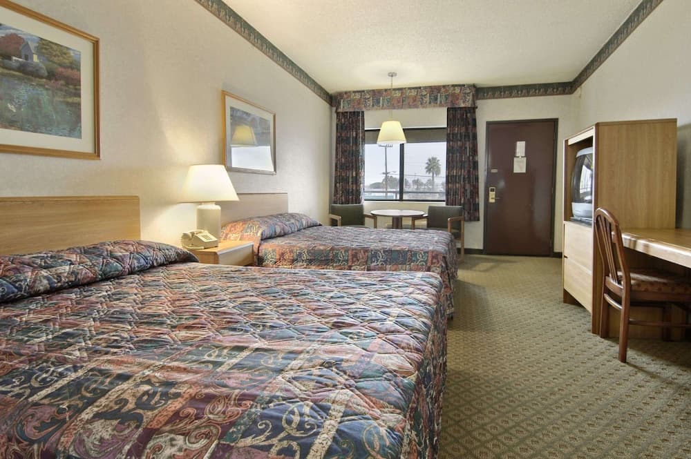 Travelodge by Wyndham Commerce Los Angeles Area — 3