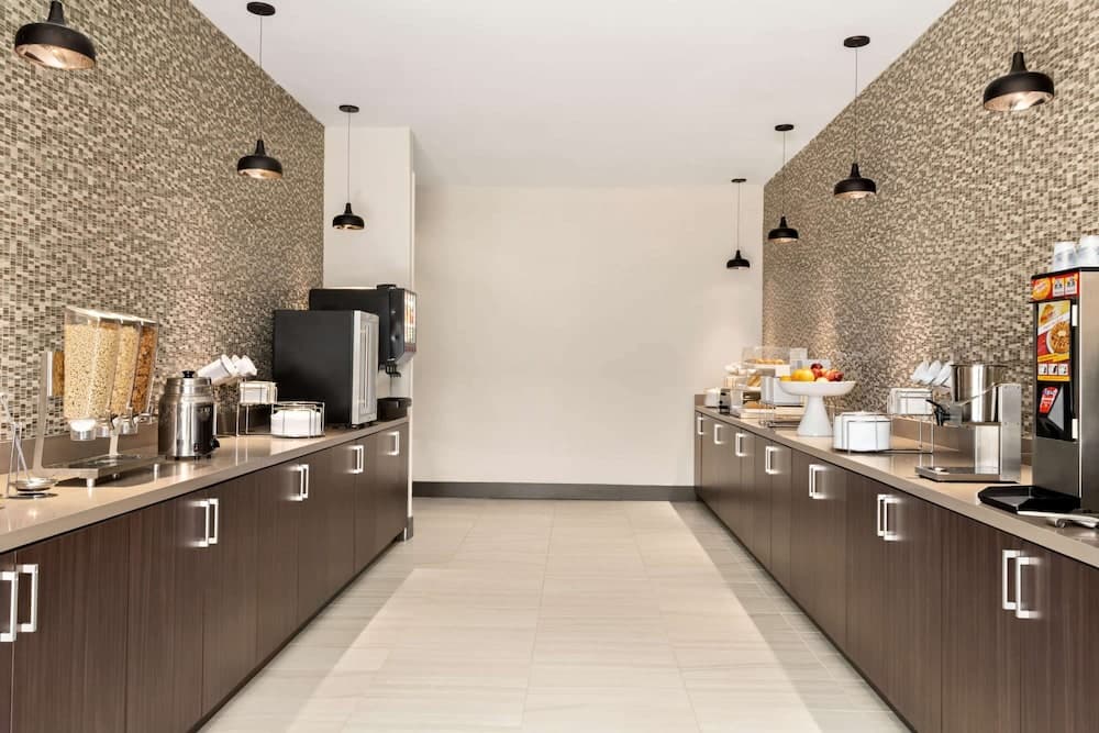 La Quinta Inn & Suites by Wyndham Orlando - IDrive Theme Parks — 25
