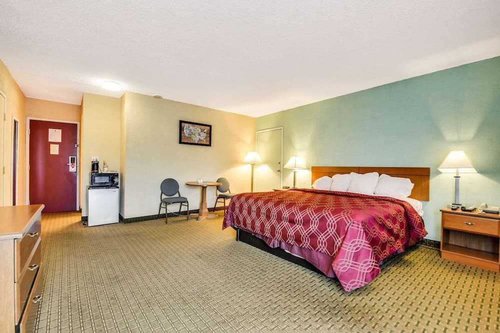 Econo Lodge Tampa near Busch Gardens — 26