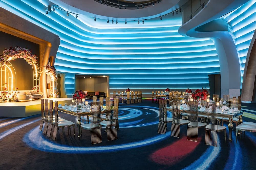 V Hotel Dubai, Curio Collection by Hilton — 8