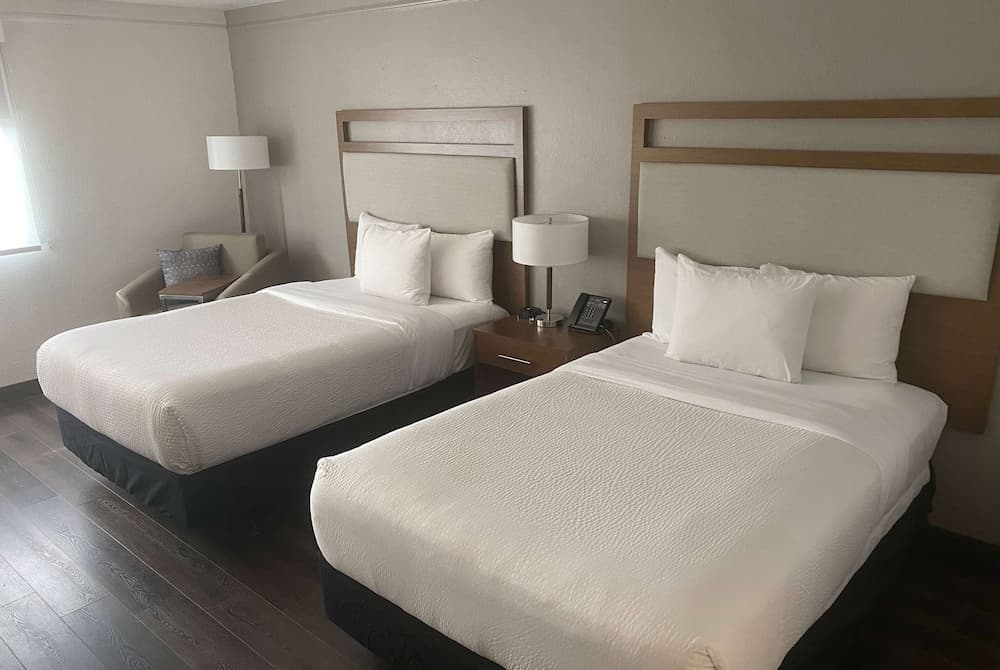 La Quinta Inn & Suites by Wyndham Ft Lauderdale Cypress Cr — 7