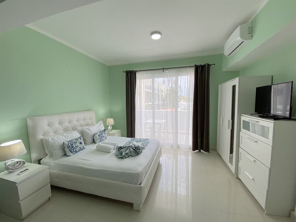 Aventura Deluxe Suites Rooftop Pool — 11