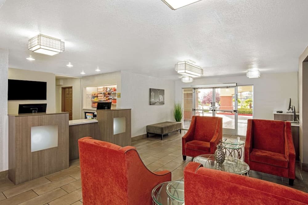 La Quinta Inn &amp; Suites by Wyndham Las Vegas Red Rock — 2