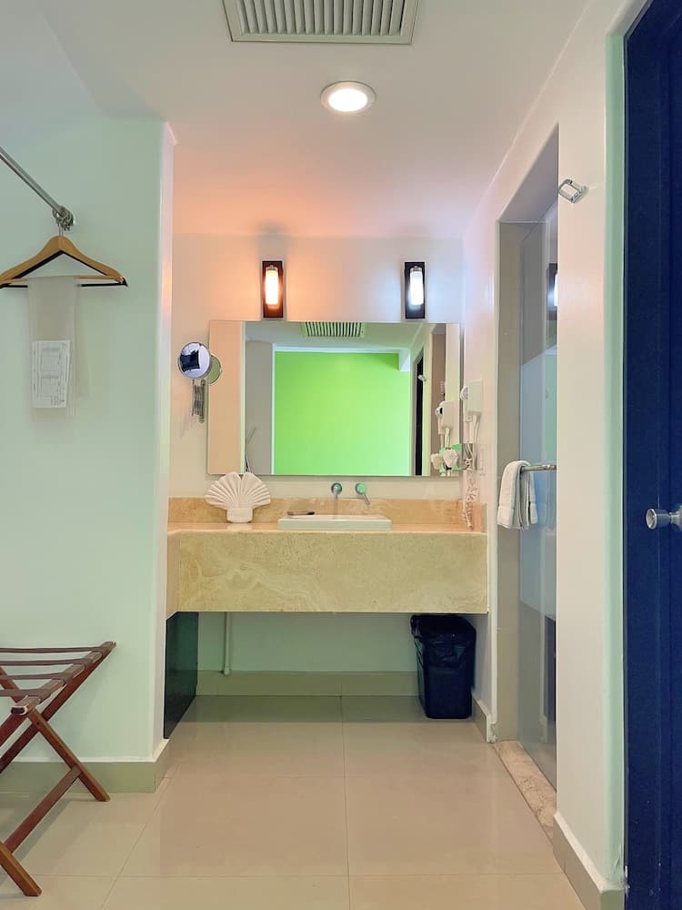 Seven Crown Express & Suites by Kavia — 29