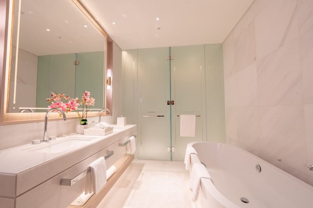 FIVE LUXE — 10