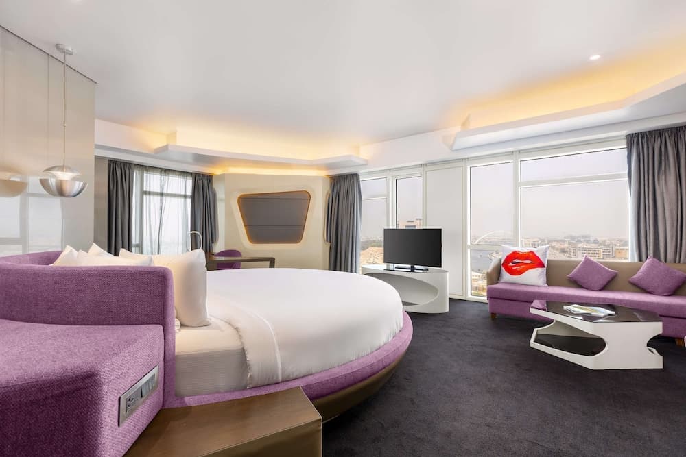 V Hotel Dubai, Curio Collection by Hilton — 18
