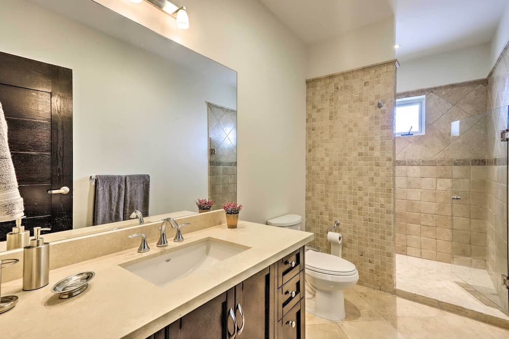 Walk to Beach: Modern Cabo Condo w/ Balcony! — 22