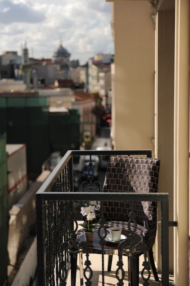 Le Petit Palace Hotel — 21