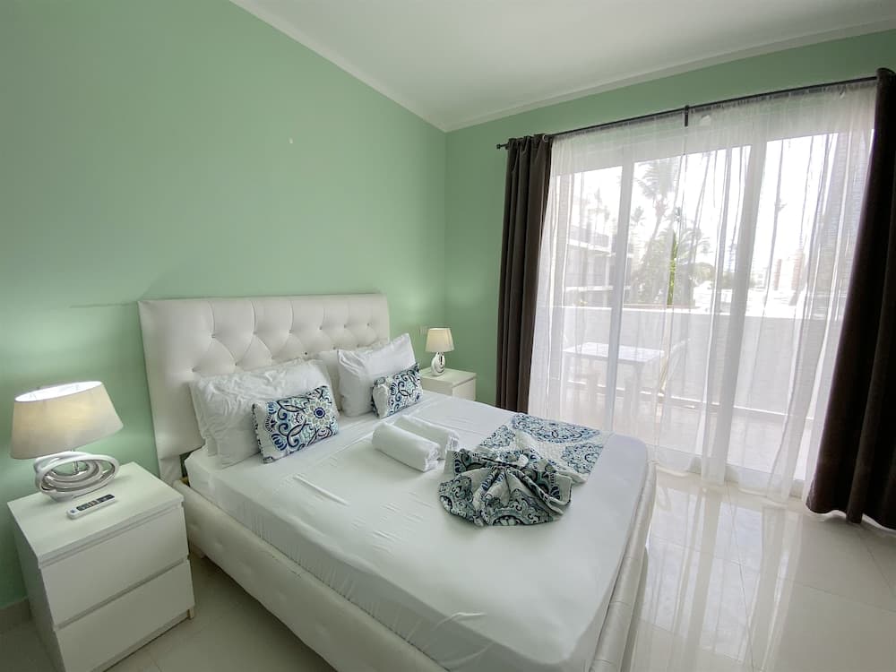 Aventura Deluxe Suites Rooftop Pool — 10