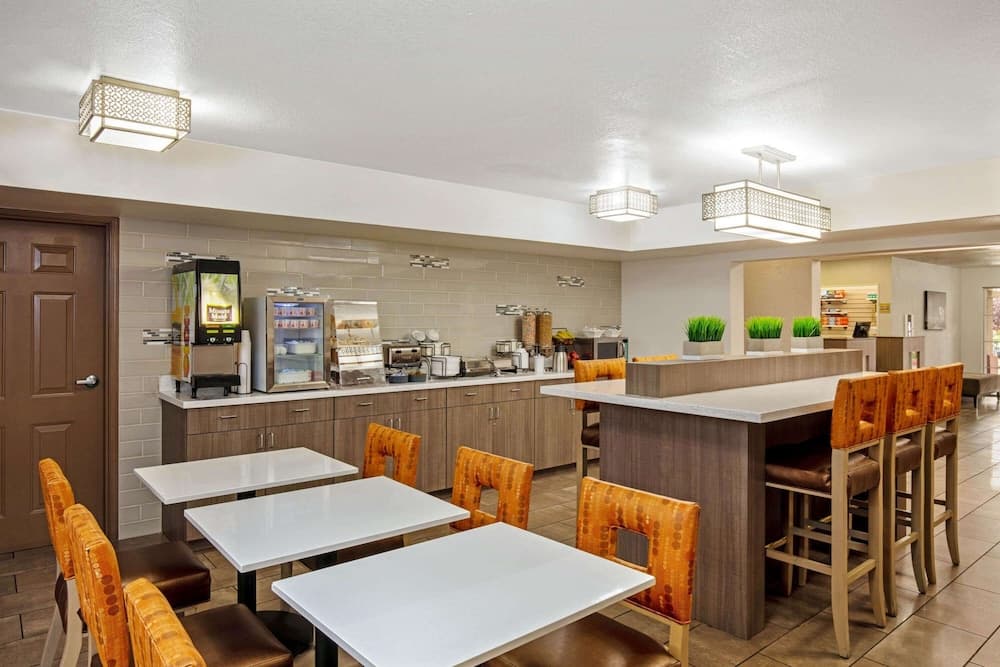 La Quinta Inn &amp; Suites by Wyndham Las Vegas Red Rock — 24