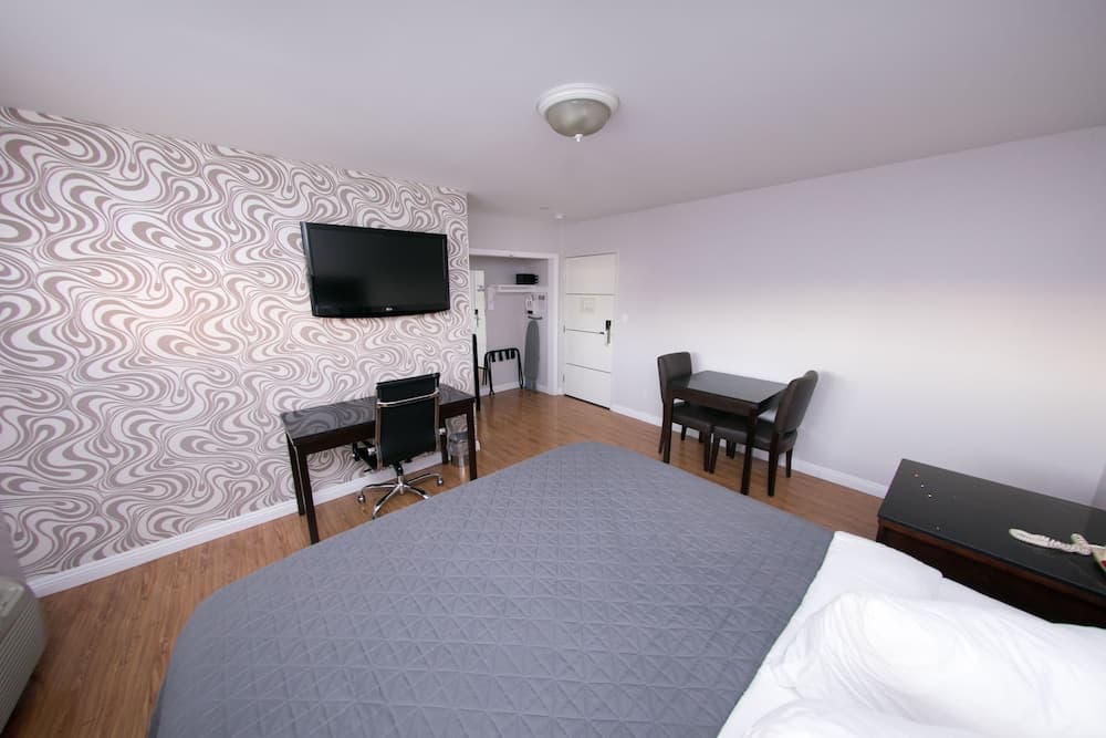 Metropolitan Inn & Suites — 6