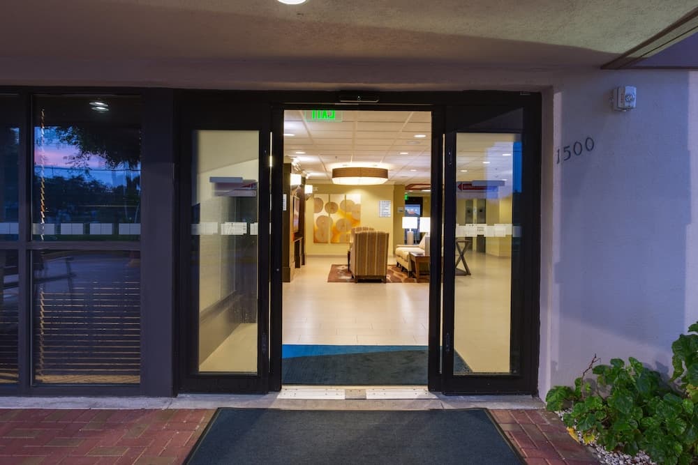 Holiday Inn Express & Suites Ft. Lauderdale N - Exec Airport by IHG — 17