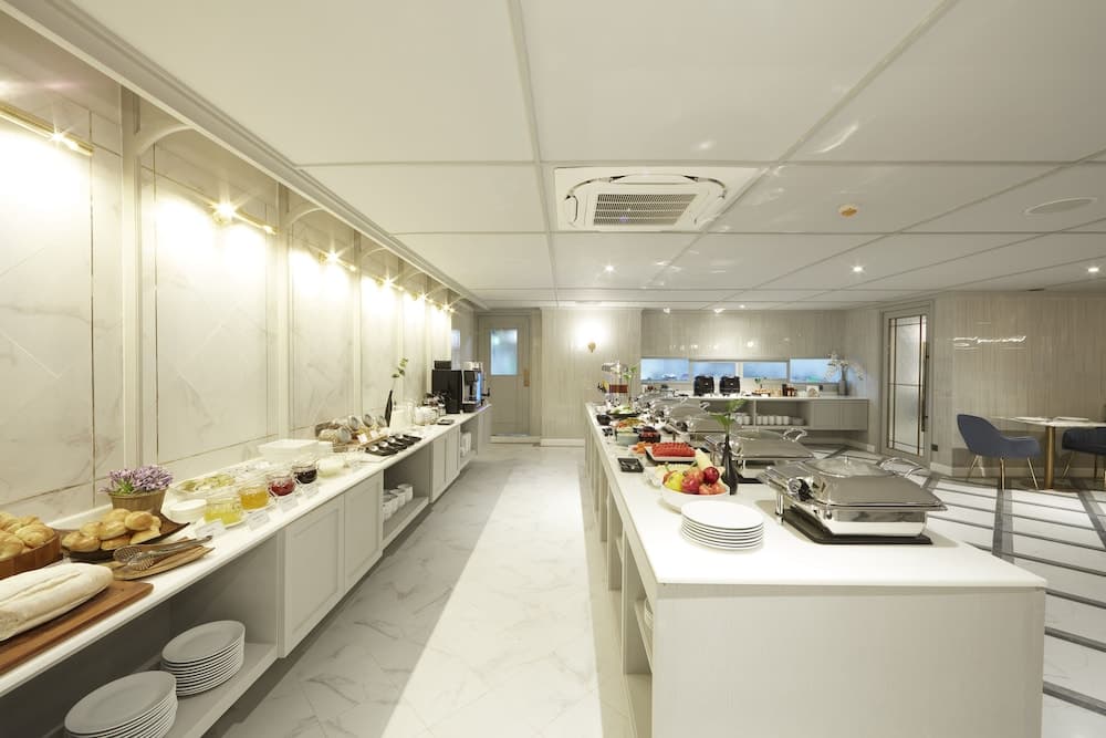 The Quarter Ploenchit by UHG — 22