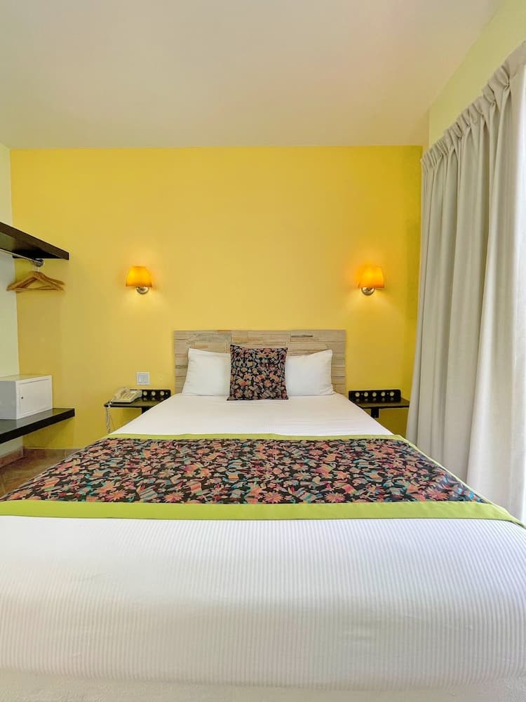 Seven Crown Express & Suites by Kavia — 12