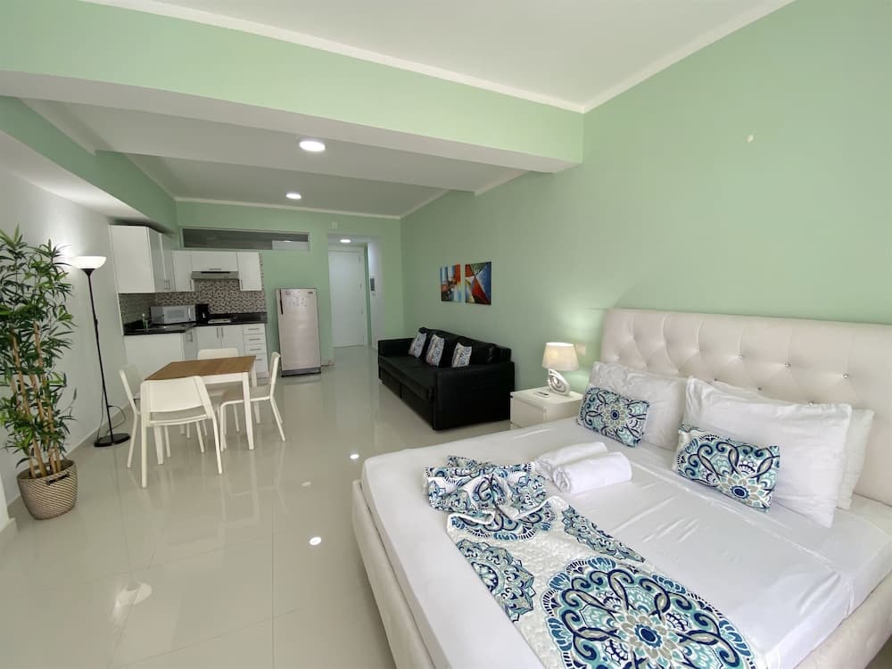 Aventura Deluxe Suites Rooftop Pool — 30