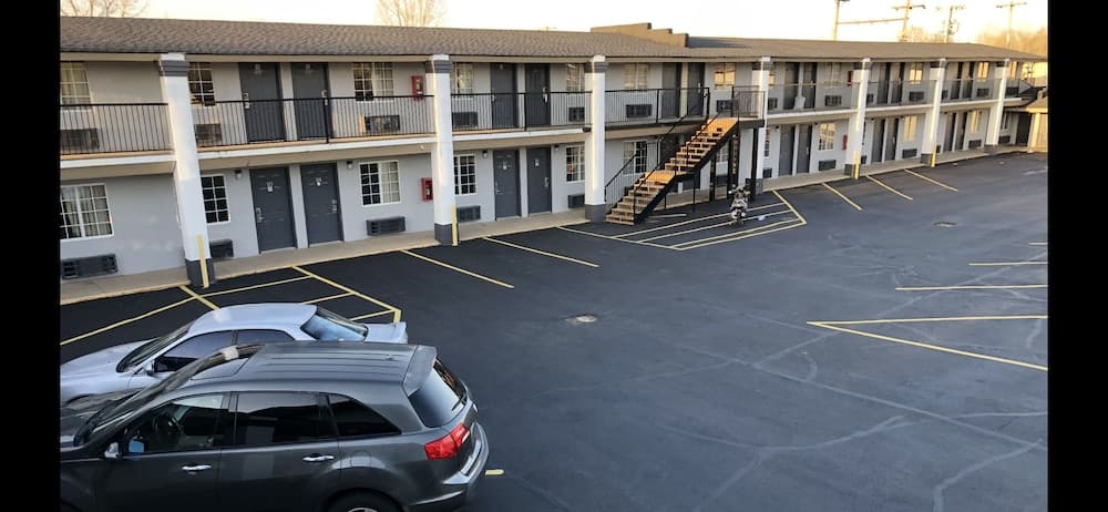 Deluxe Inn Miami, OK — 1