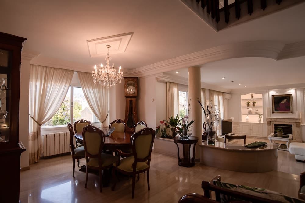 Casa Filipines — 14