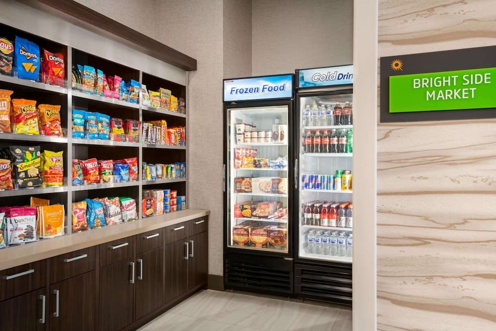 La Quinta Inn & Suites by Wyndham Orlando - IDrive Theme Parks — 21