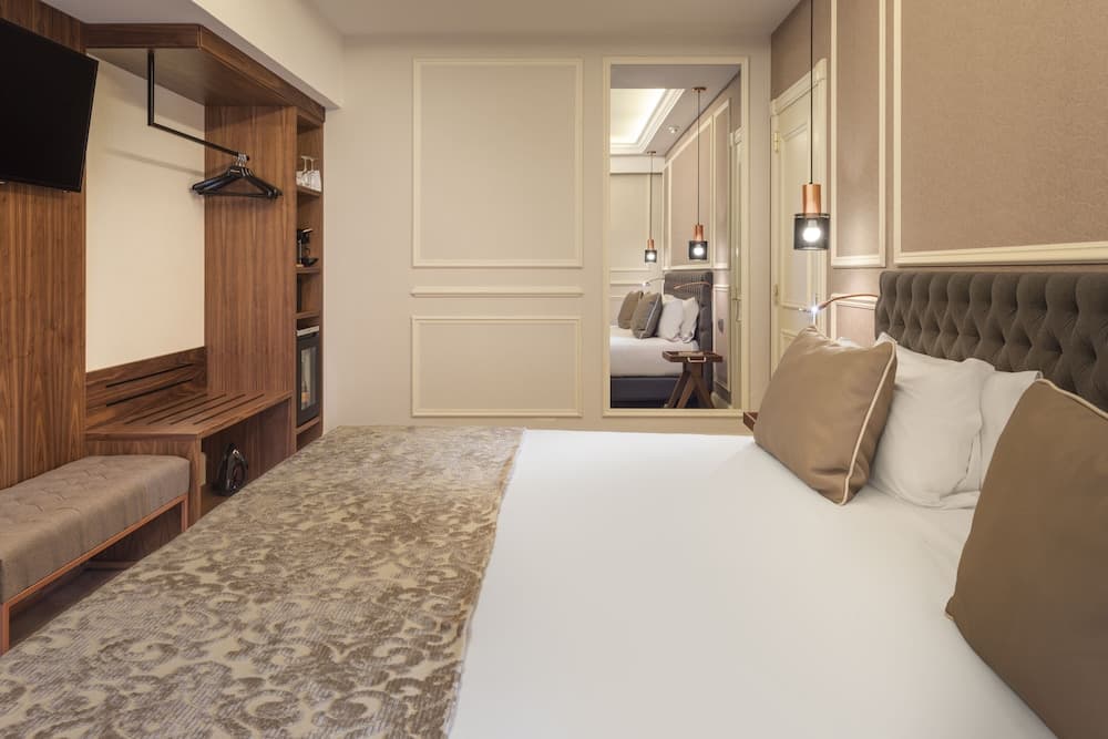 Catalonia Las Cortes Hotel — 11