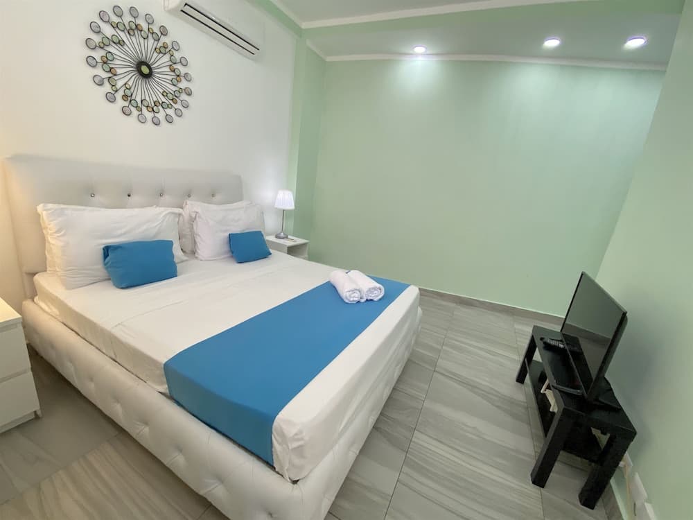 Aventura Deluxe Suites Rooftop Pool — 13